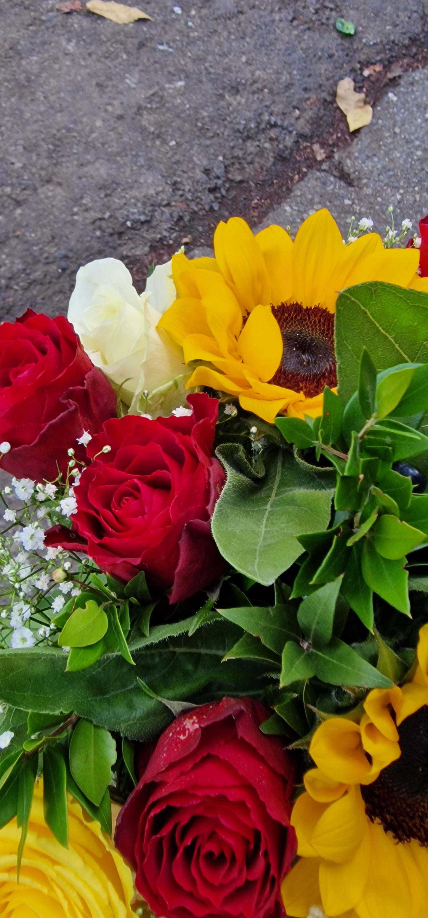Luce Solare: Bouquet di Girasoli e Fiori Vibranti view 5