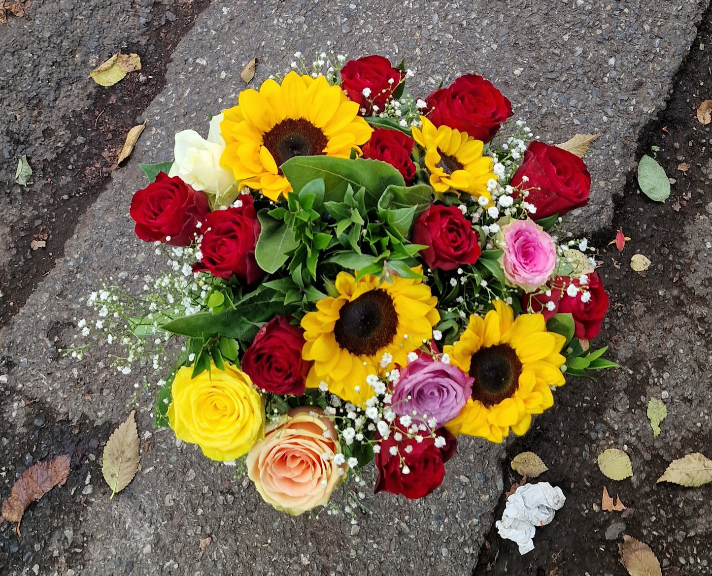 Luce Solare: Bouquet di Girasoli e Fiori Vibranti view 4