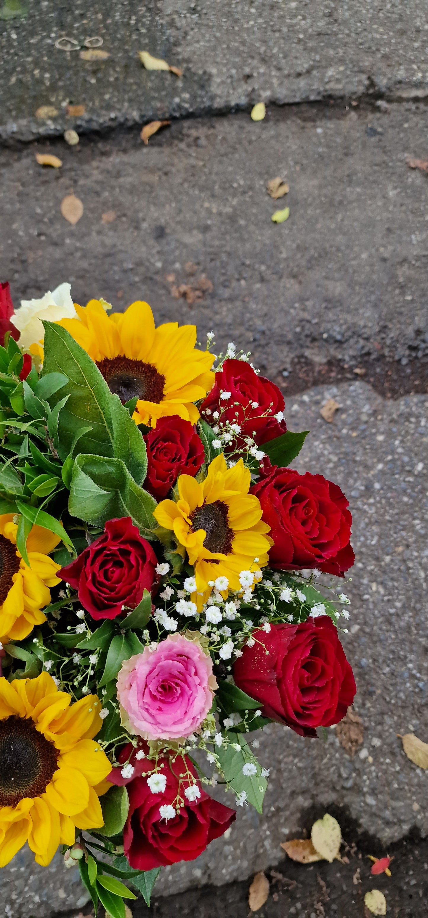 Luce Solare: Bouquet di Girasoli e Fiori Vibranti view 6