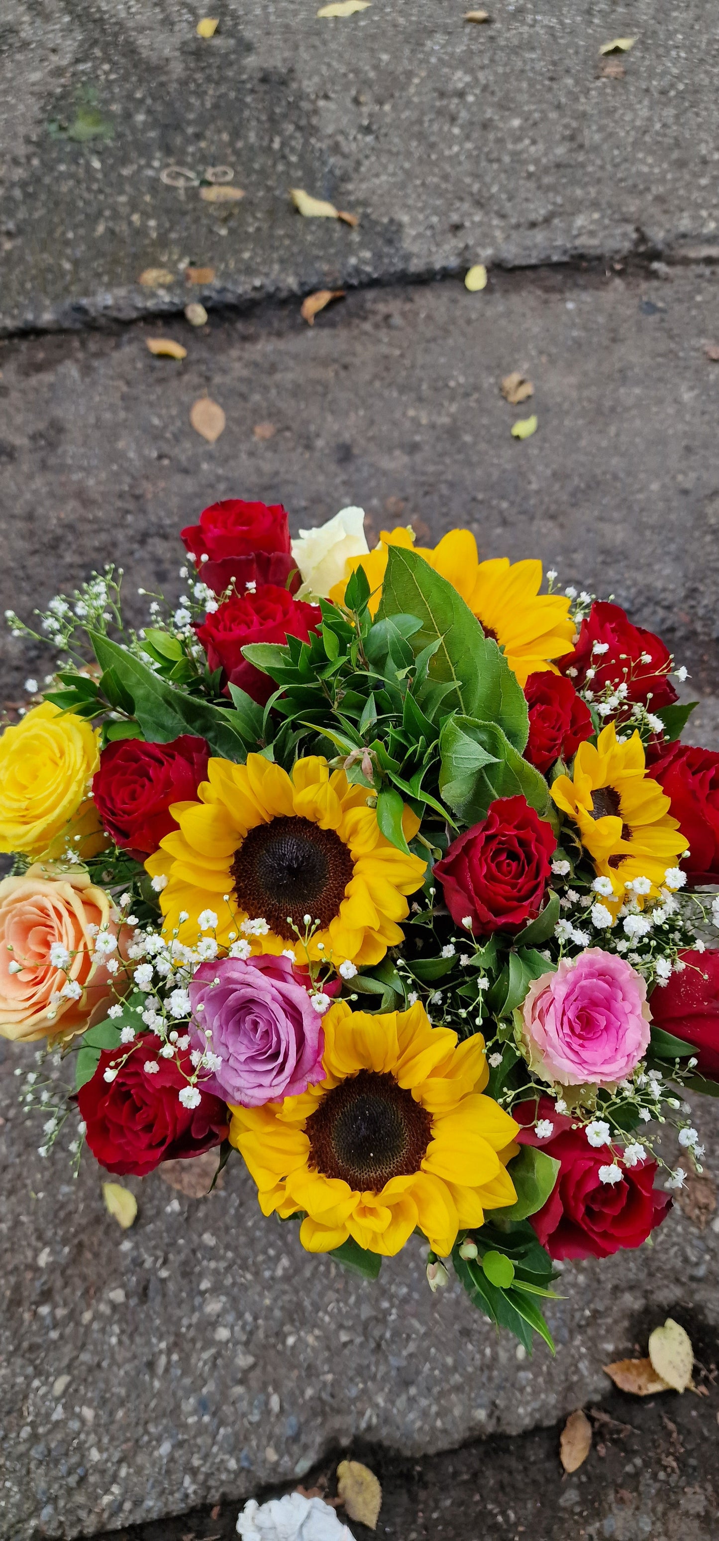 Luce Solare: Bouquet di Girasoli e Fiori Vibranti view 7
