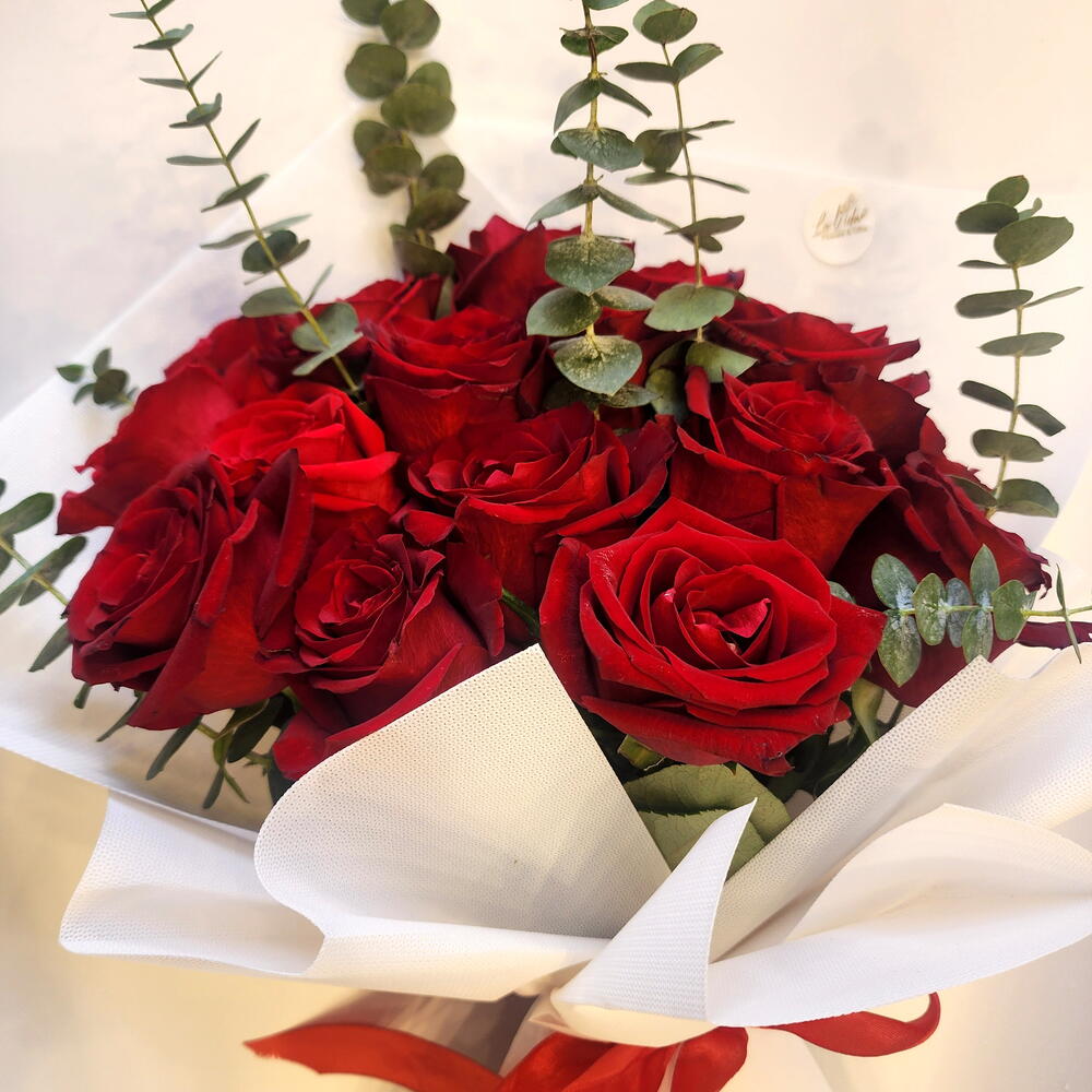 Beautiful Red Roses Flowers Bouquet view 5