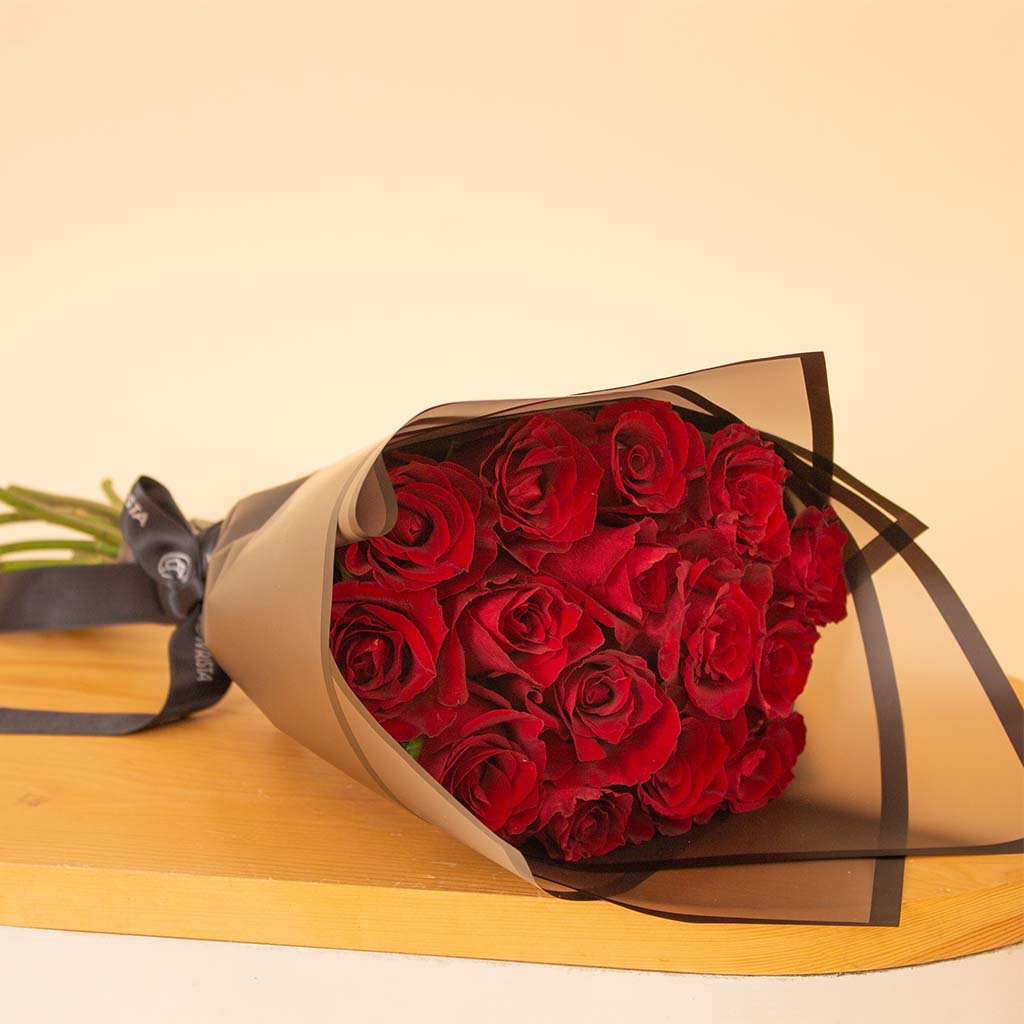 Patchi Les Gourmets 20 pcs & Red Roses Bouquet view 4