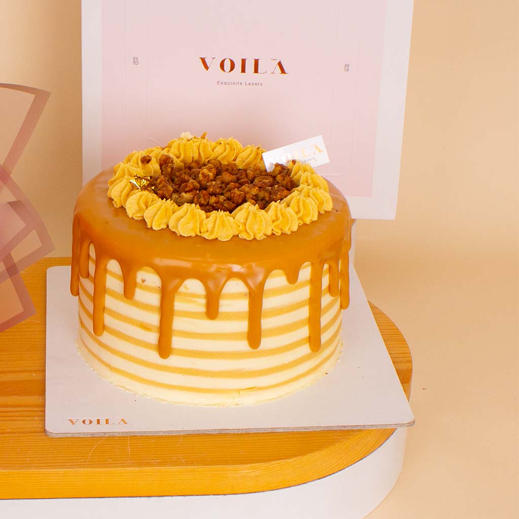 Voila Caramel Cake & Roses Bouquet view 5