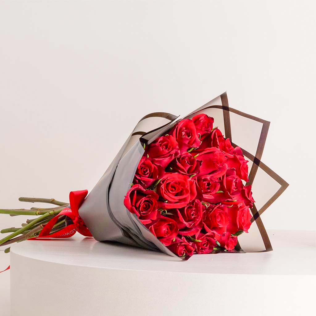 Cocan Black Tiger Bag & 20 Red Roses view 5