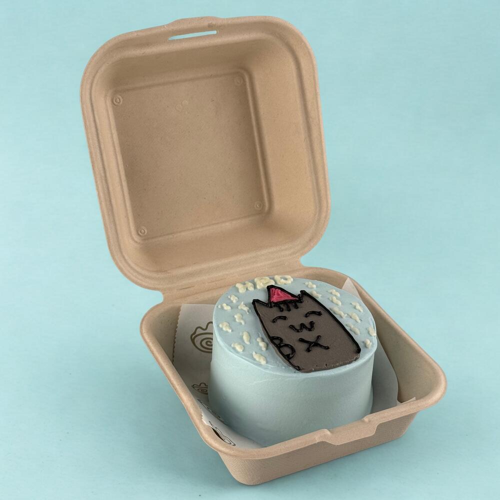 Kitty Kiss – Vanilla Bento Cake with flowers bouquet view 8
