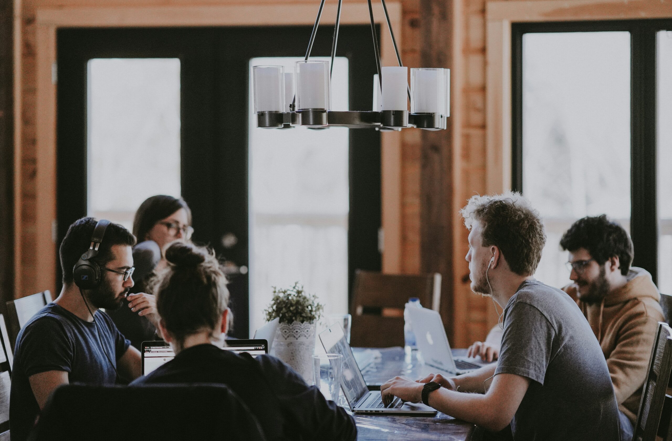 The hybrid creative team: Balancing in-house Talent with outsourced expertise