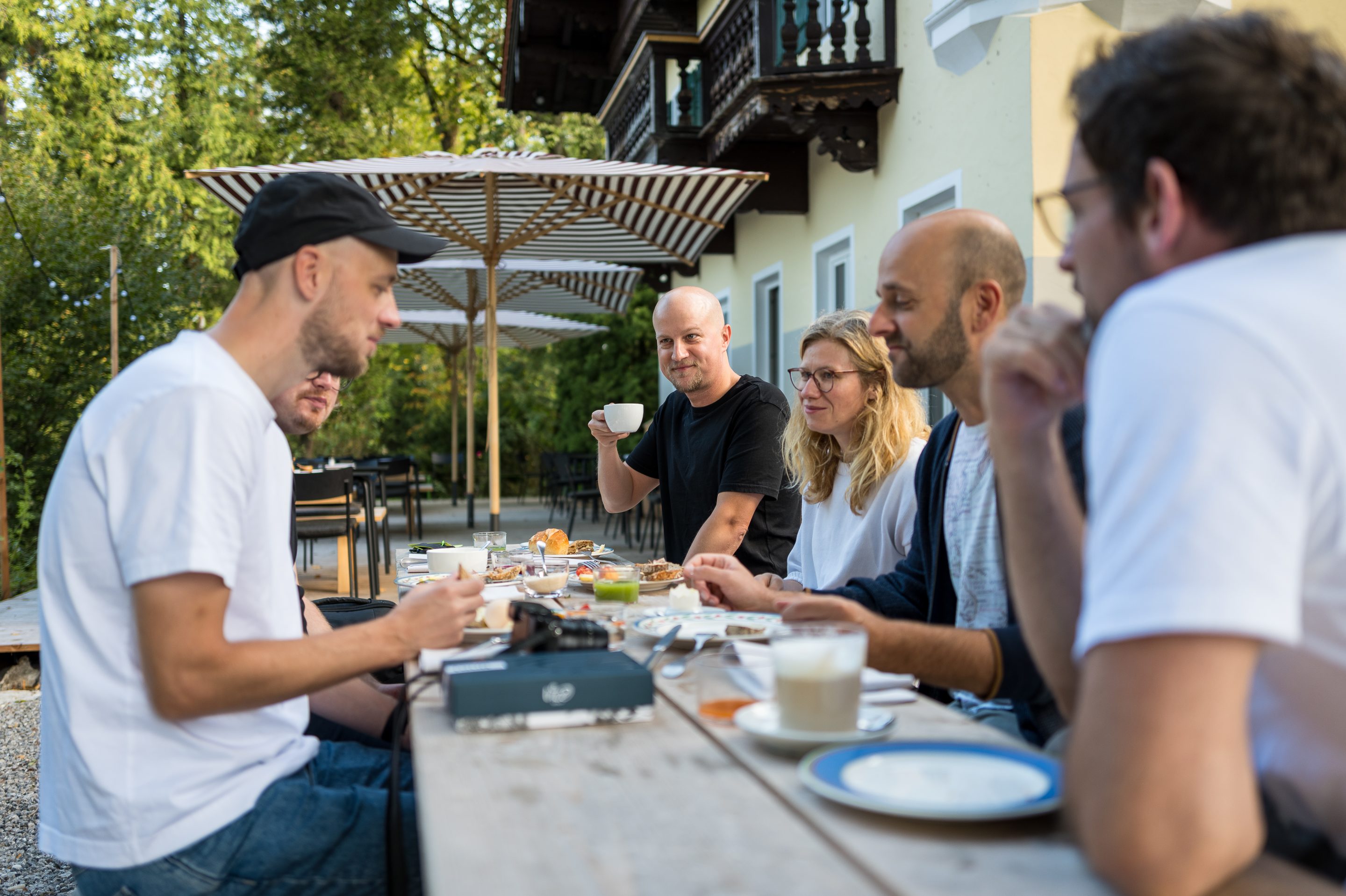 Einige Teammitglieder von nion digital sitzen an einer längeren Tafel und essen