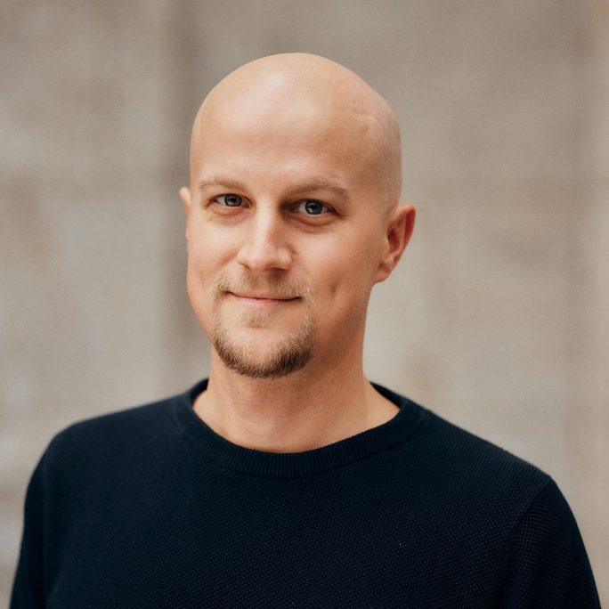 nion Geschäftsführer Sebastian Weyrauch blickt lächelnd in die Kamera