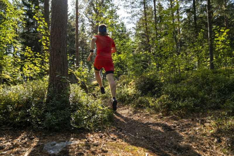 løber i skov