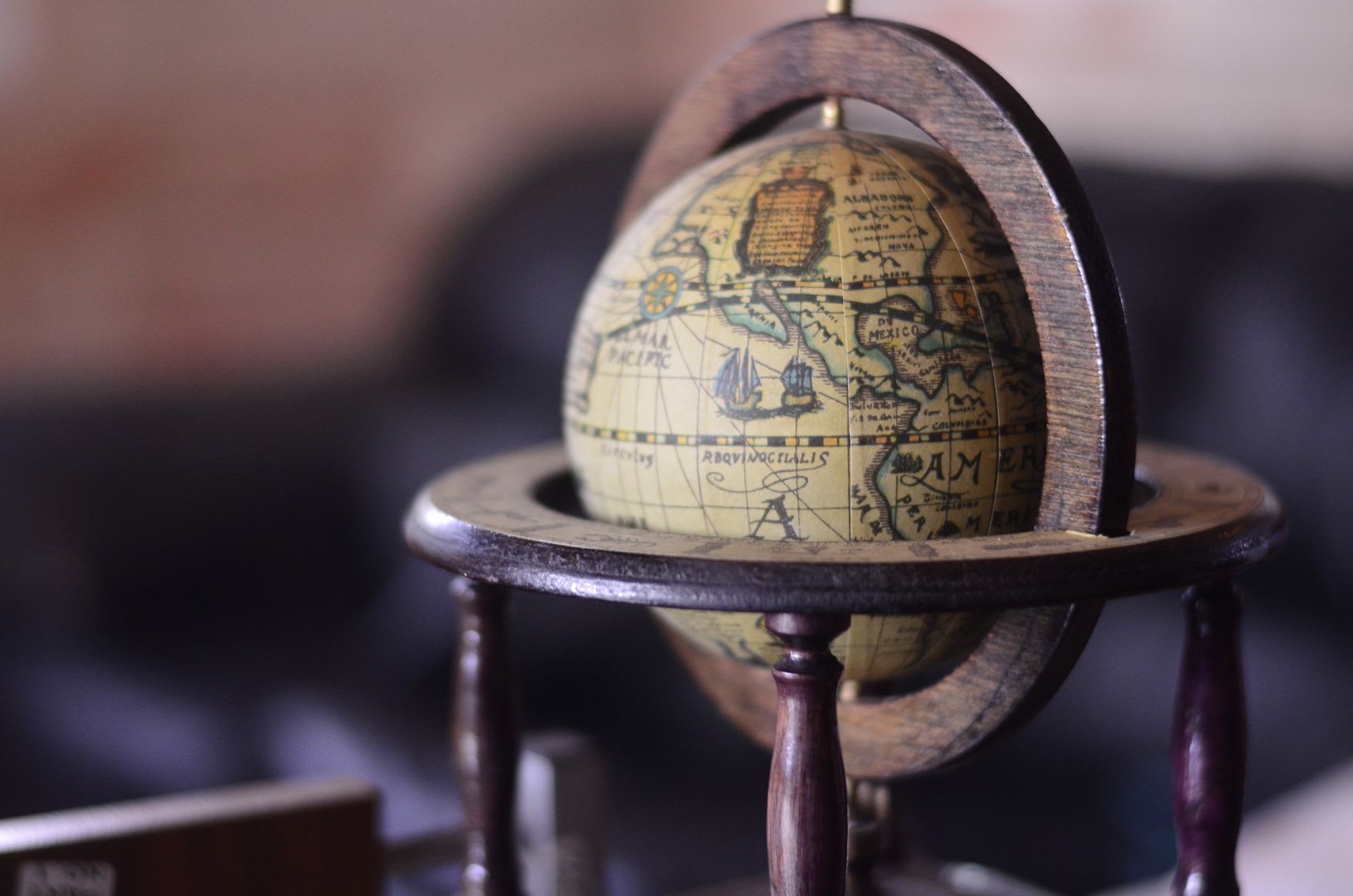 Globe terrestre ancien sur pied de bois, la bande de l’équateur marquée AEQVINOCTIALIS bien lisible