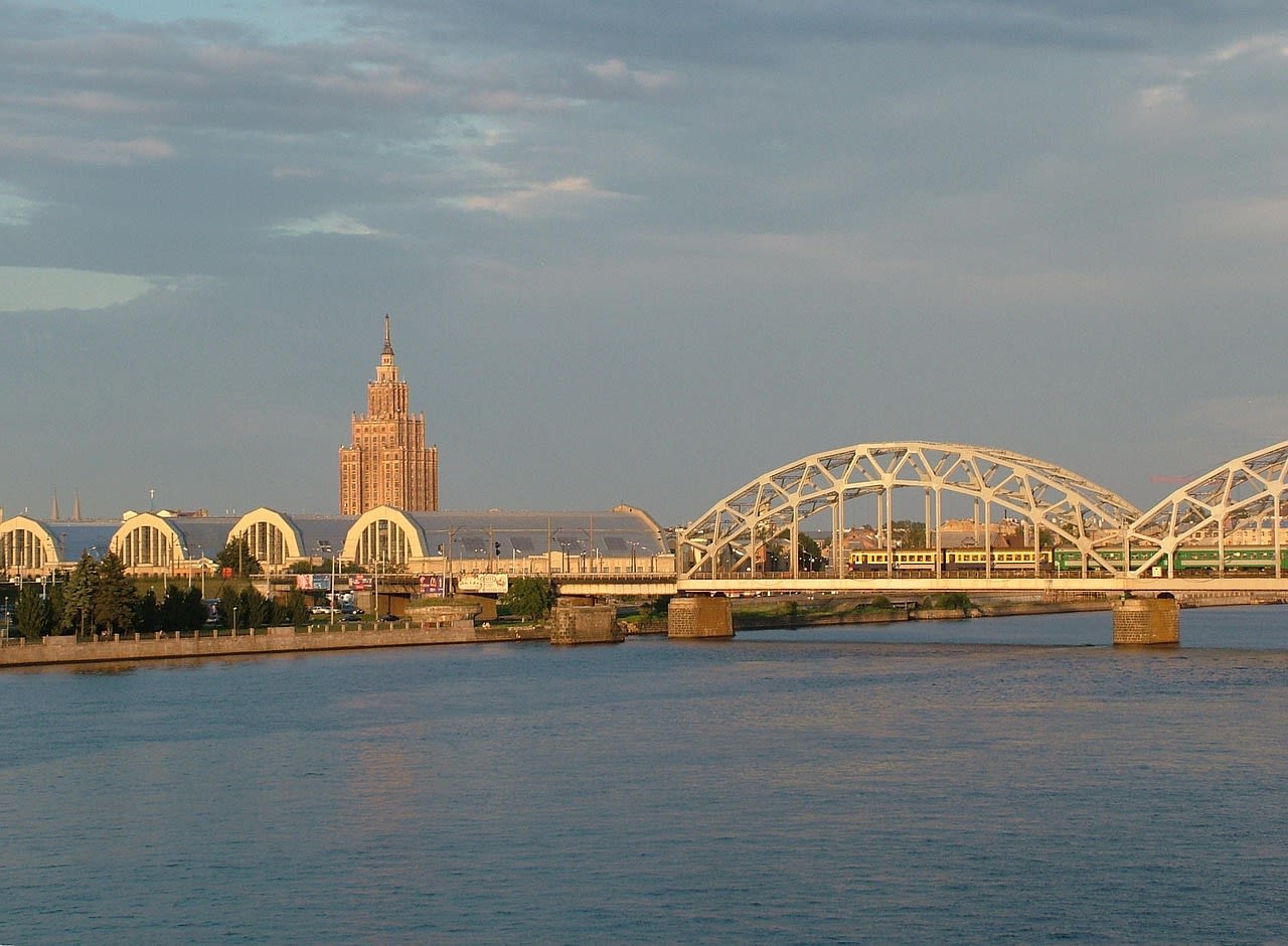 Les pavillons voûtés du marché central de Riga et le pont ferroviaire sur la Daugava