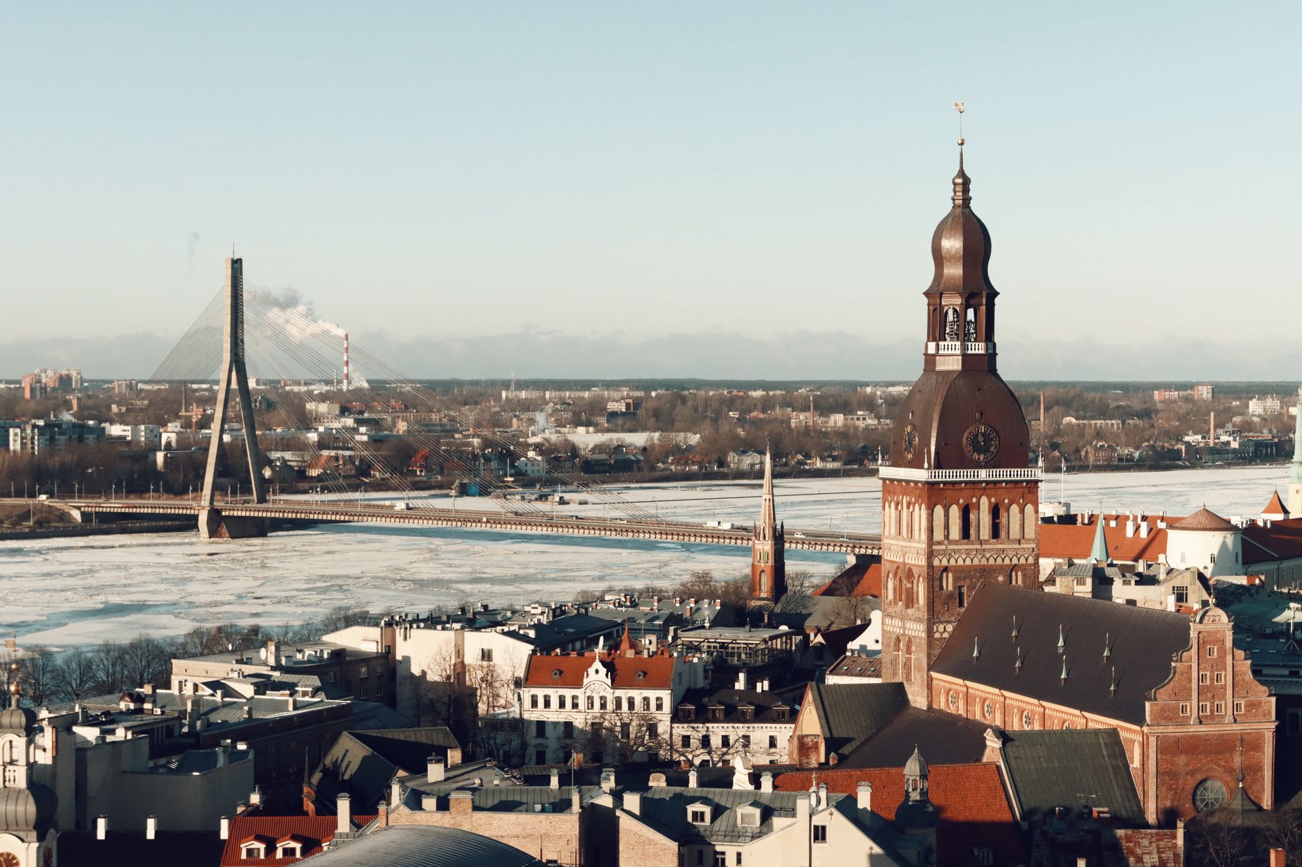 La Daugava prise par la glace à Riga en hiver, vue sur la cathédrale et le pont Vanšu
