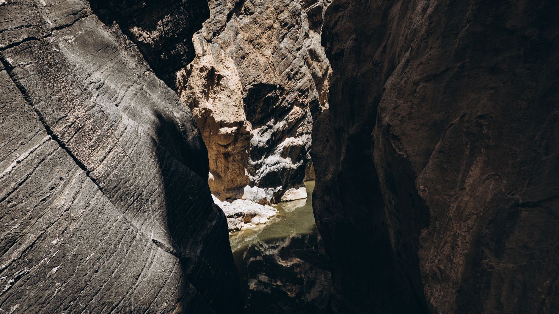 Gorge très étroite aux parois lisses où stagne une eau verte au fond du couloir rocheux
