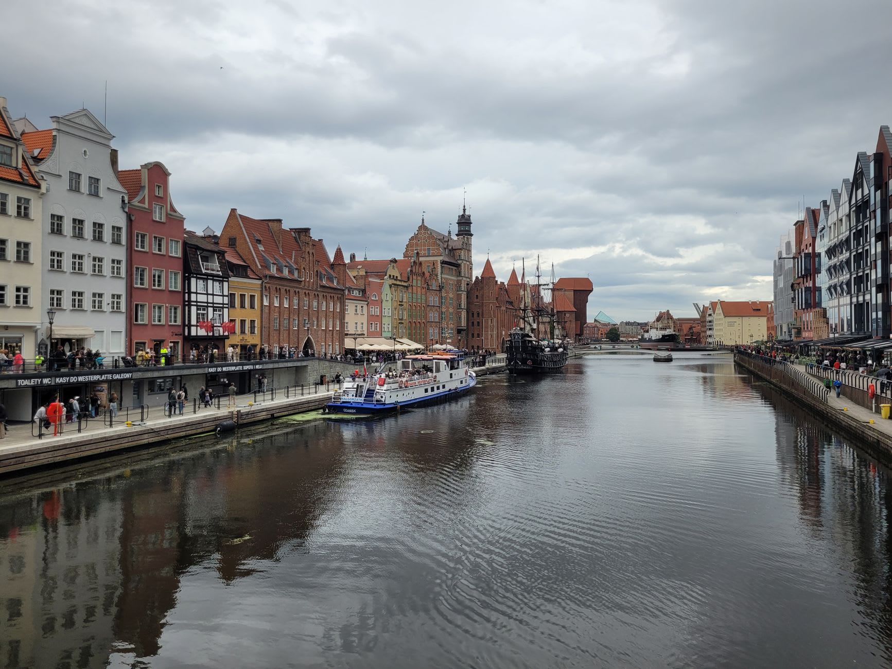 Quai de la Motlawa à Gdansk, maisons à pignons, bateaux de promenade et grue médiévale au fond