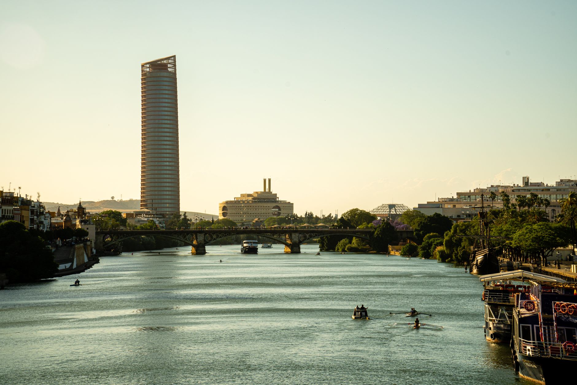 Le Guadalquivir au soleil couchant, avec le pont de Triana au fond