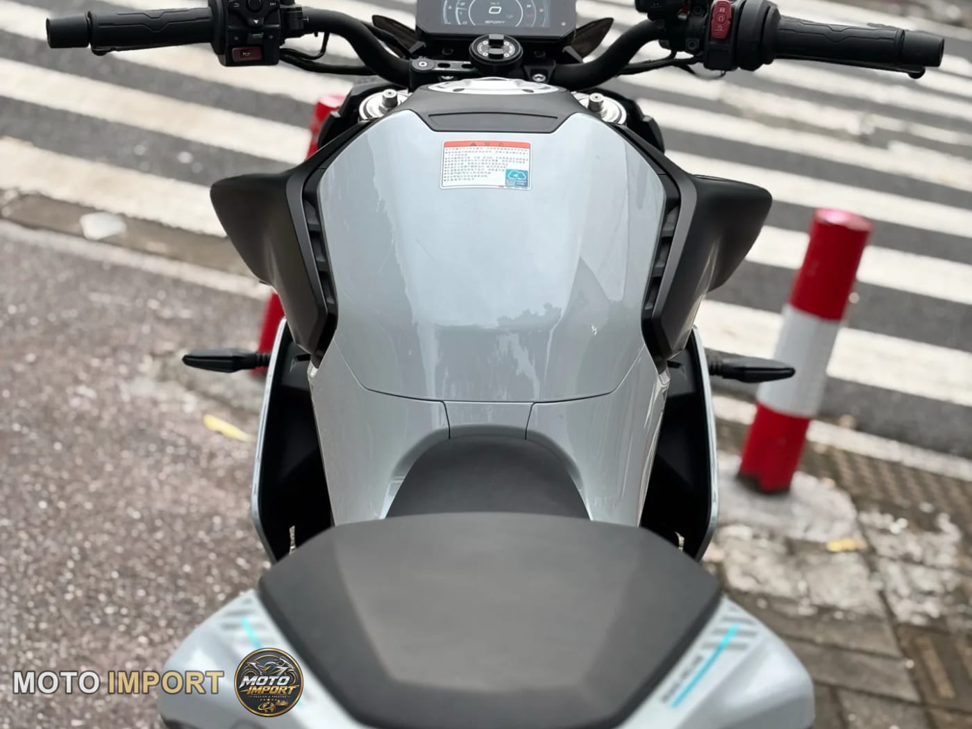 CFMoto 800NK 2026 - Selle et commandes