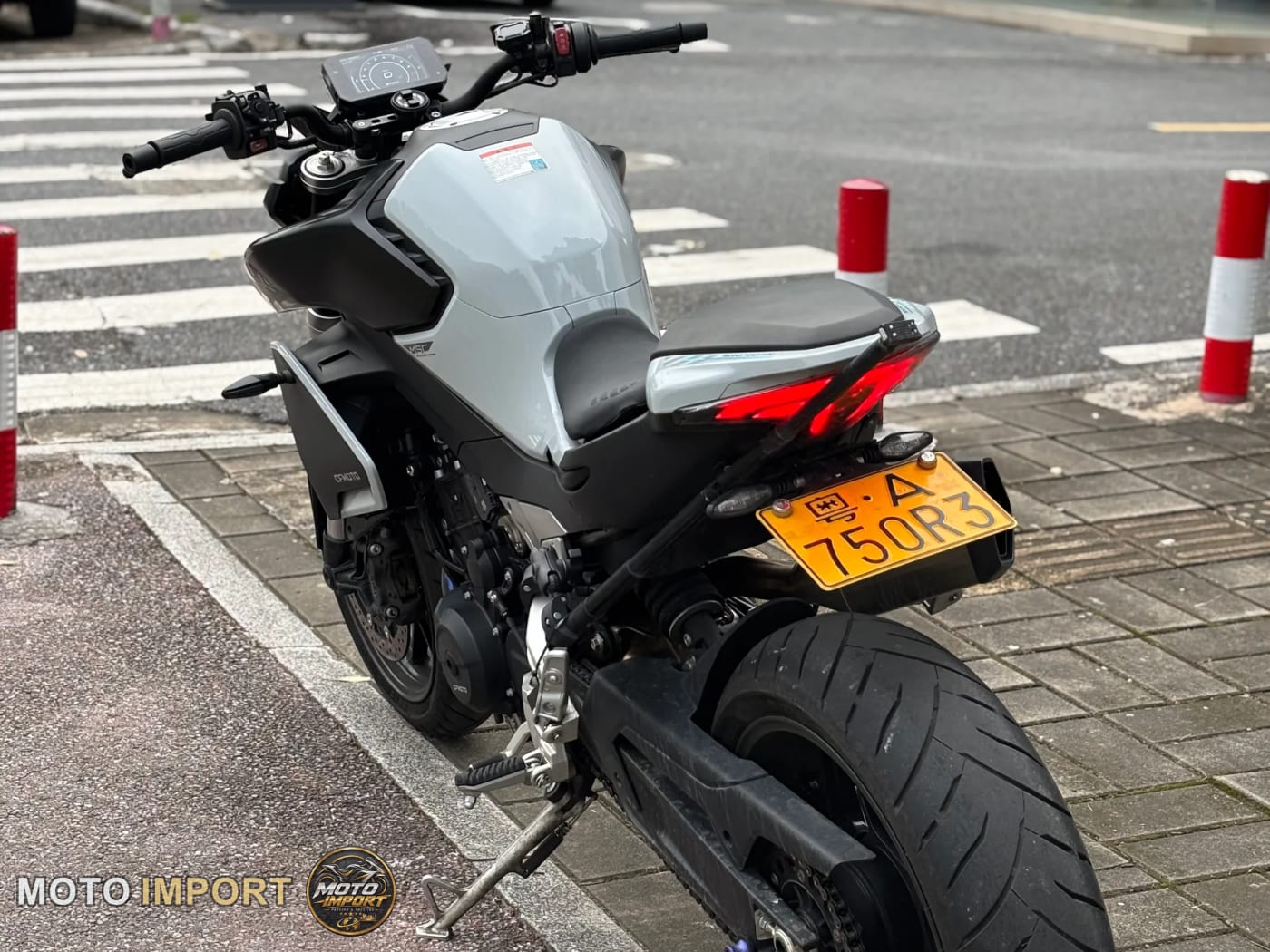 CFMoto 800NK 2026 - 3/4 arrière gauche