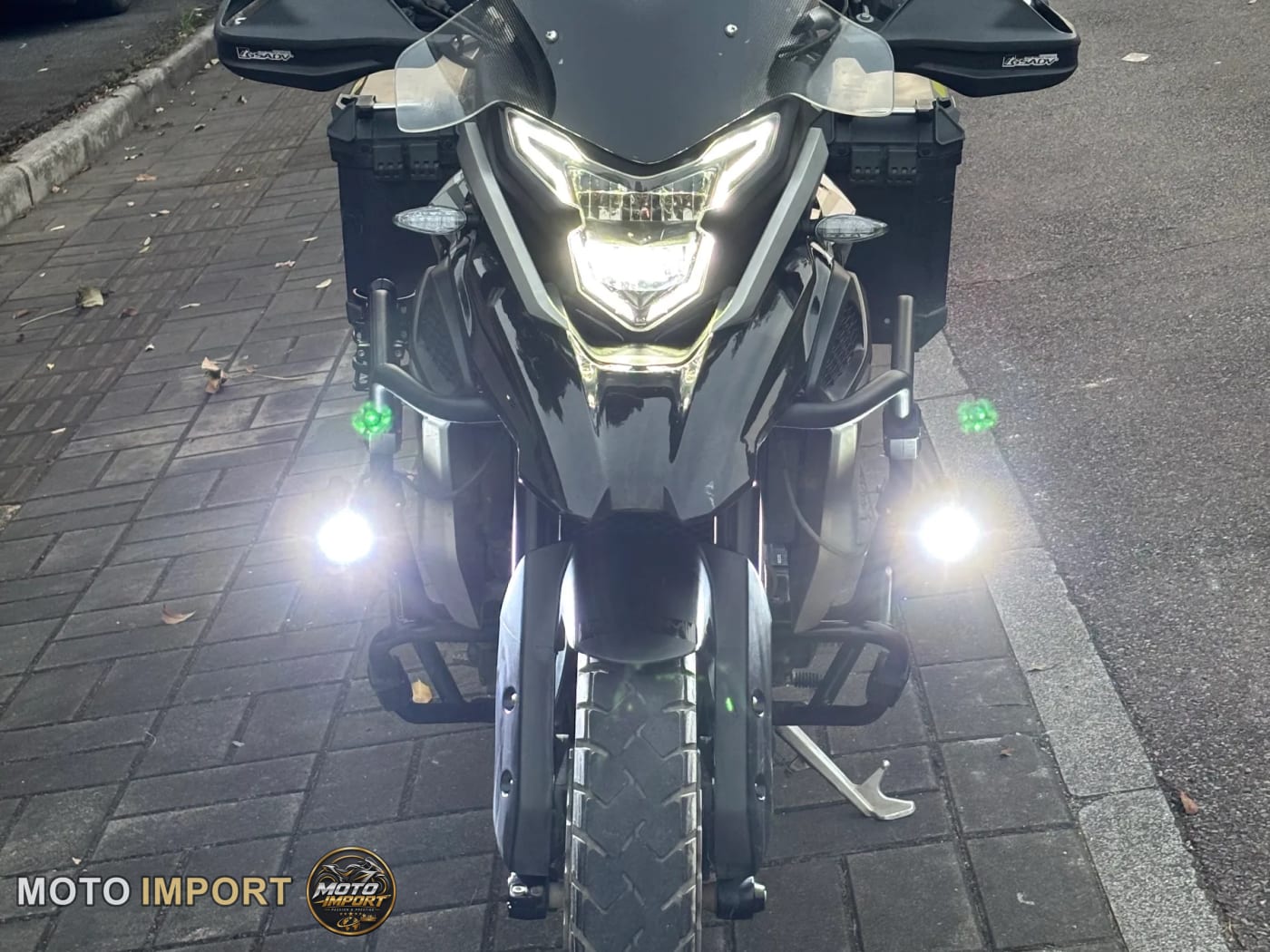Kove 400X Trois valises 2020 - Face avant