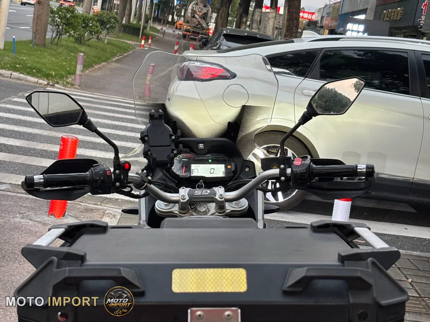 Kove 400X Trois valises 2020 - Selle et commandes