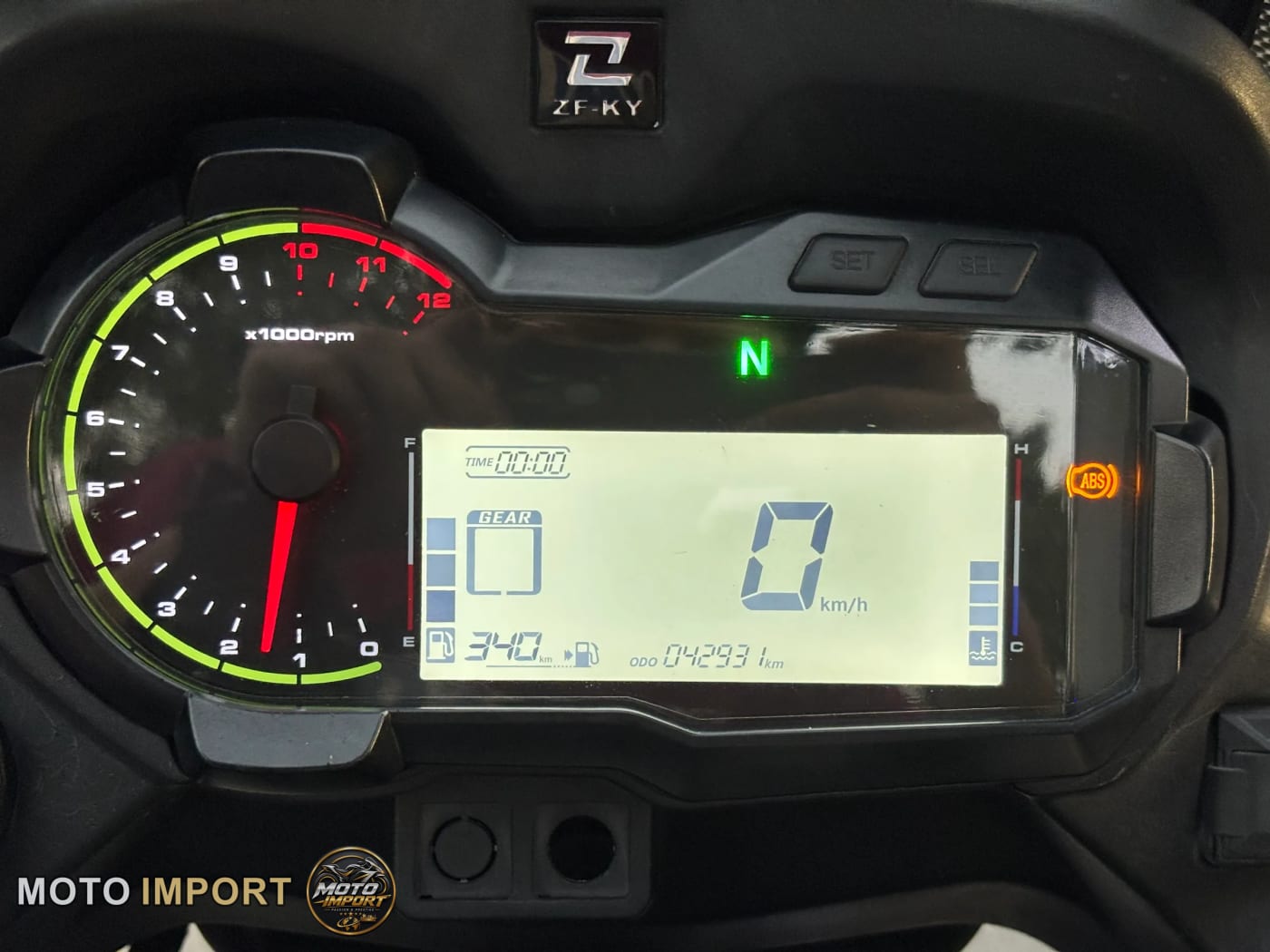Kove 400X Trois valises 2020 - Compteur
