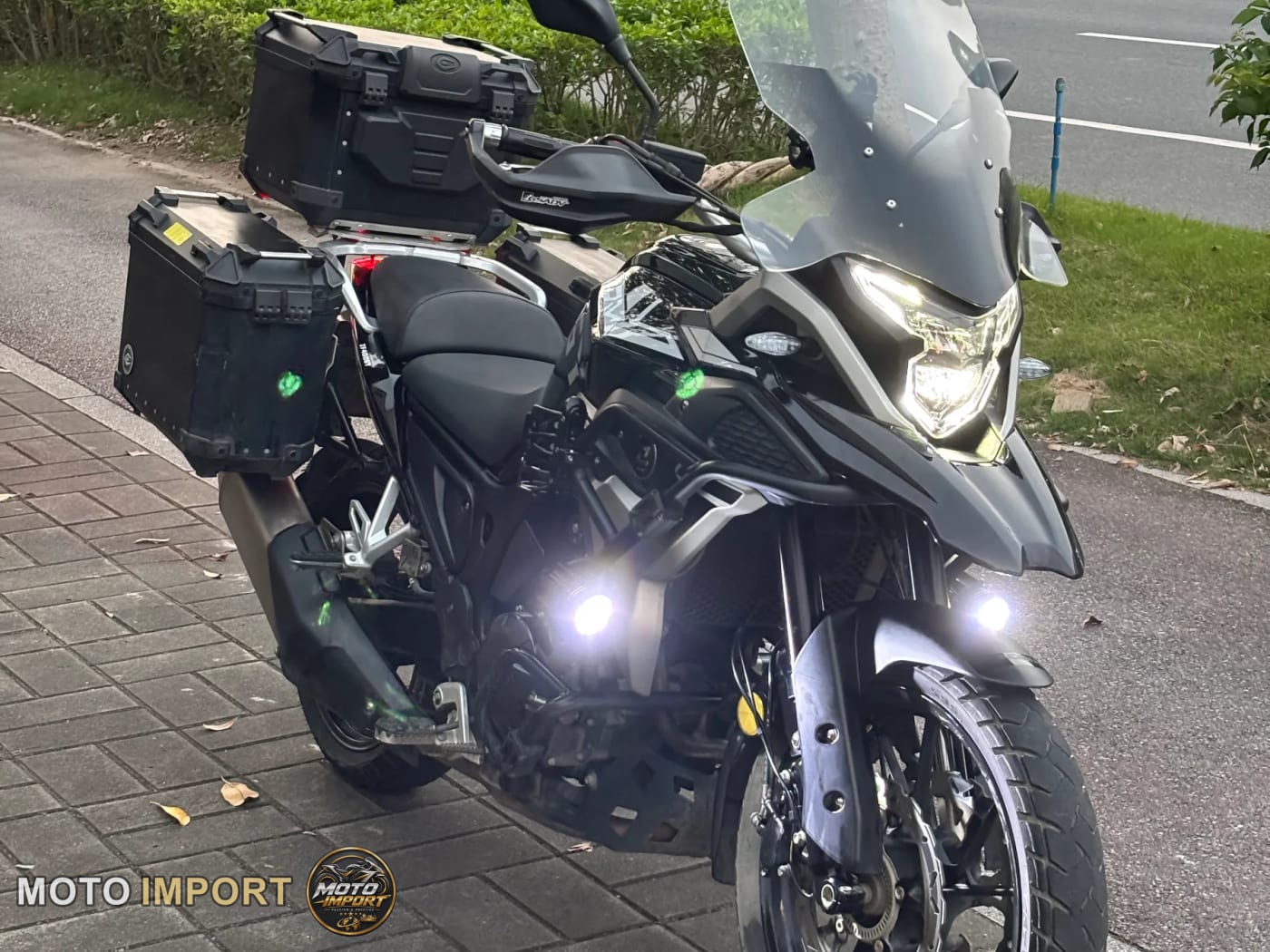 Kove 400X Trois valises 2020 - 3/4 avant droit