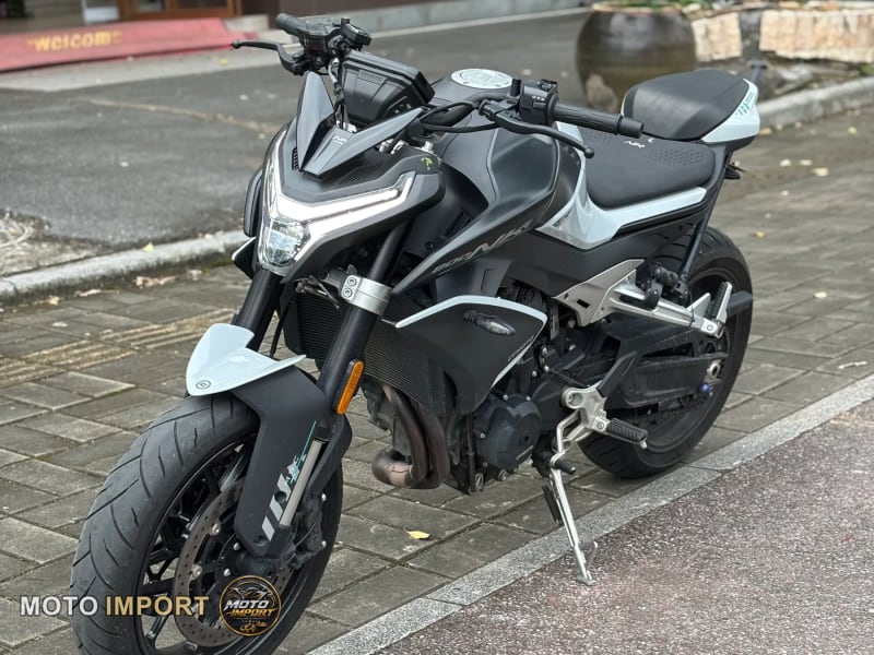CFMoto 800NK 2026 - 3/4 avant droit