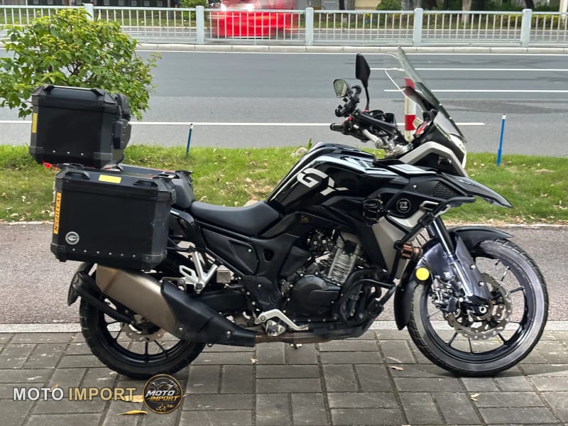 Kove 400X Trois valises 2020 - Profil droit