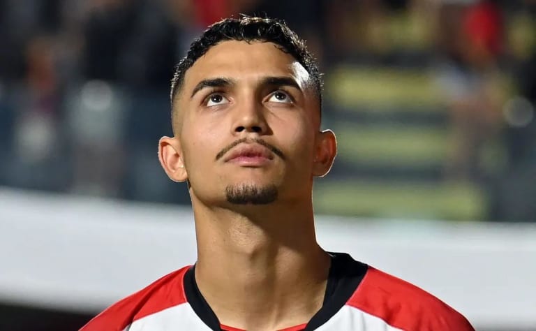 Flamengo monitora zagueiro valorizado do Athletico disputado por gigantes europeus