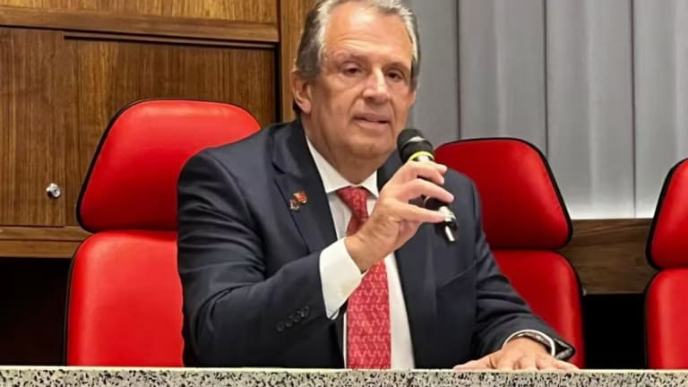 Flamengo monitora zagueiro Arthur Dias e aumenta concorrência por joia do Athletico-PR