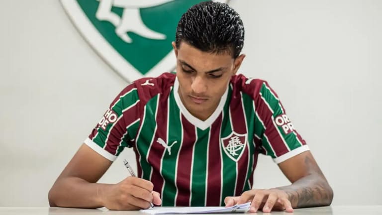 Fluminense contrata zagueiro Aquilles para reforçar categorias de base até 2027