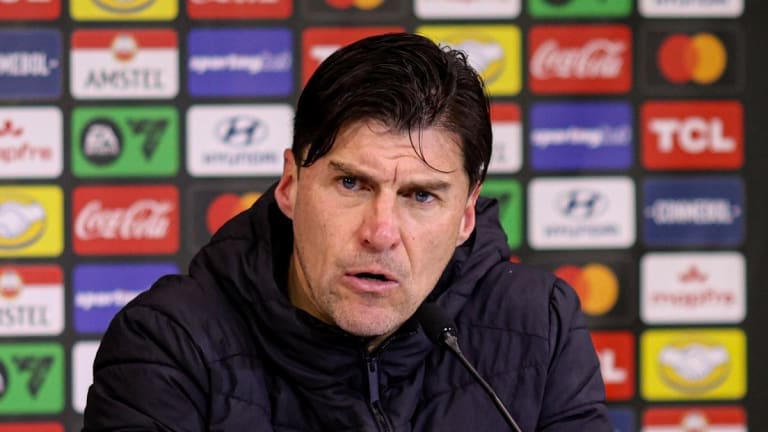 Técnico do Estudiantes mantém plano definido enquanto aguarda desfecho sobre inscrição de Marcos Rojo