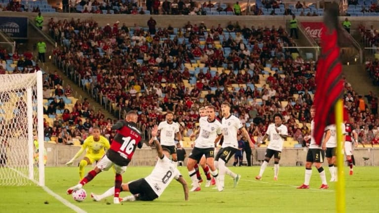 Flamengo vence Atlético-MG com gol no fim e se mantém na liderança do Brasileirão
