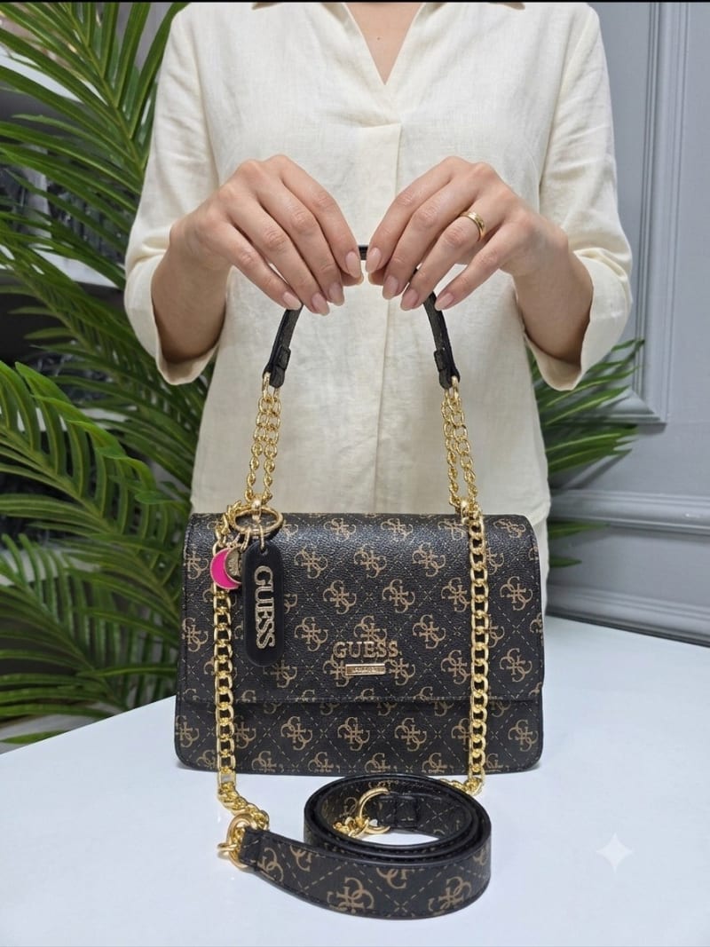 Guess "Glamour" Serisi Koyu Kahve Monogram Zincirli Çapraz Çanta - 1