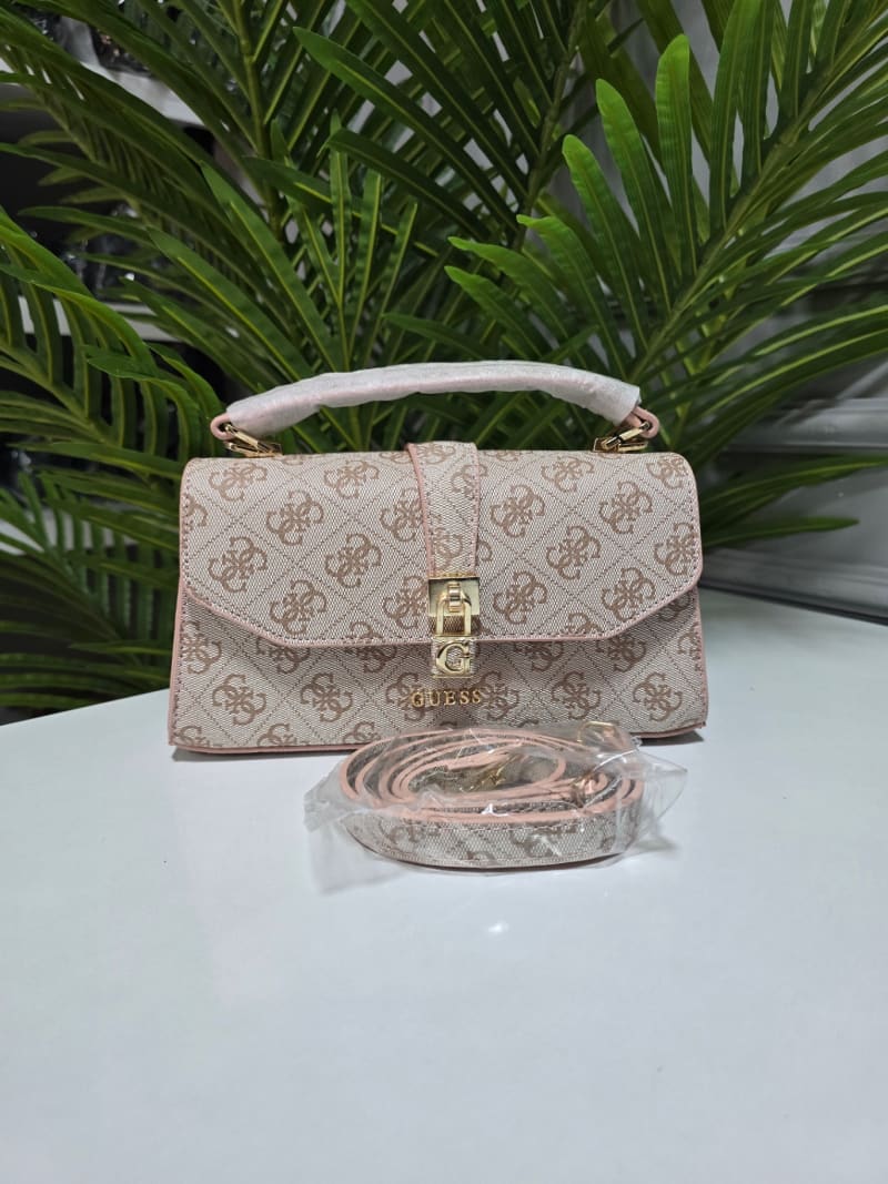 Guess Monogram Desenli Pudra Pembe Detaylı Klasik "G" Tokalı El ve Omuz Çantası