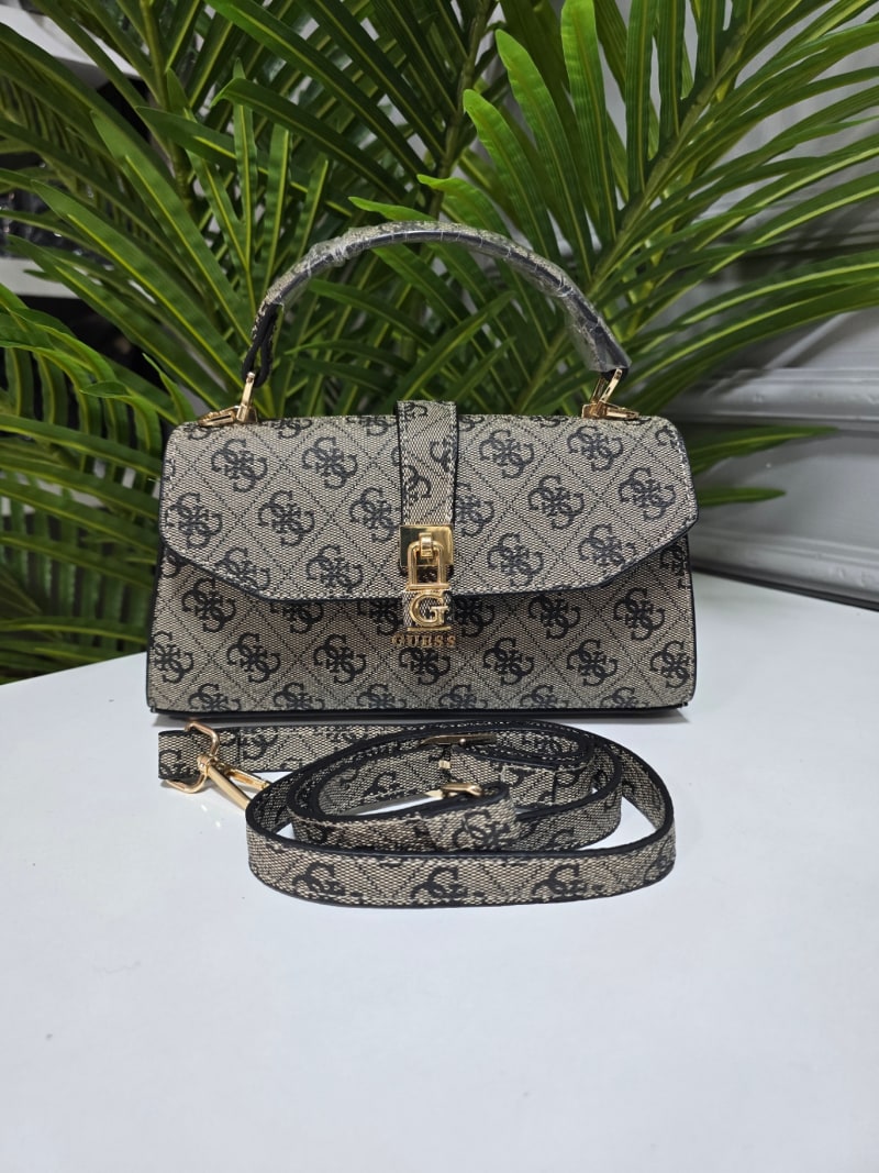 Guess Monogram Desenli Siyah Şeritli Klasik "G" Tokalı El ve Omuz Çantası - 1