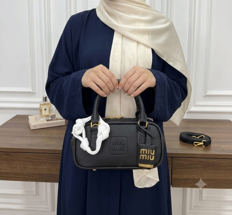Miu Miu İkonik Logolu Siyah Deri El ve Çapraz Çanta - Aksesuar Detaylı - 1