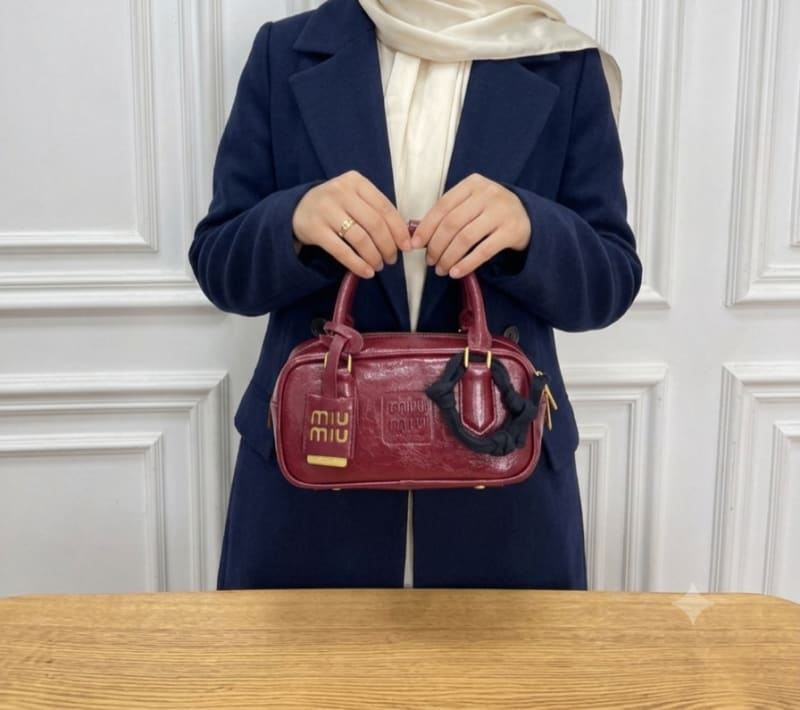 Miu Miu İkonik Logolu Parlak Bordo Deri El ve Çapraz Çanta - Aksesuar Detaylı - 1