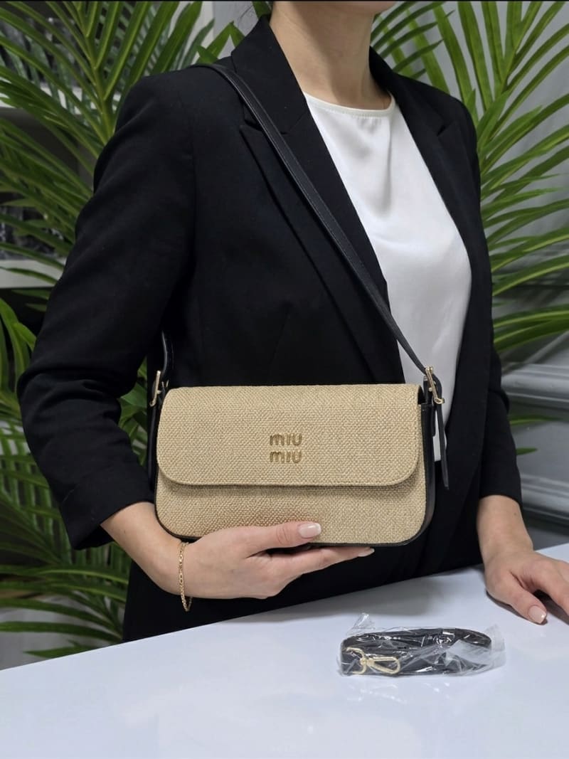 Miu Miu İkonik Metal Logolu Hasır Görünümlü Kapaklı Omuz ve Çapraz Çanta - 1