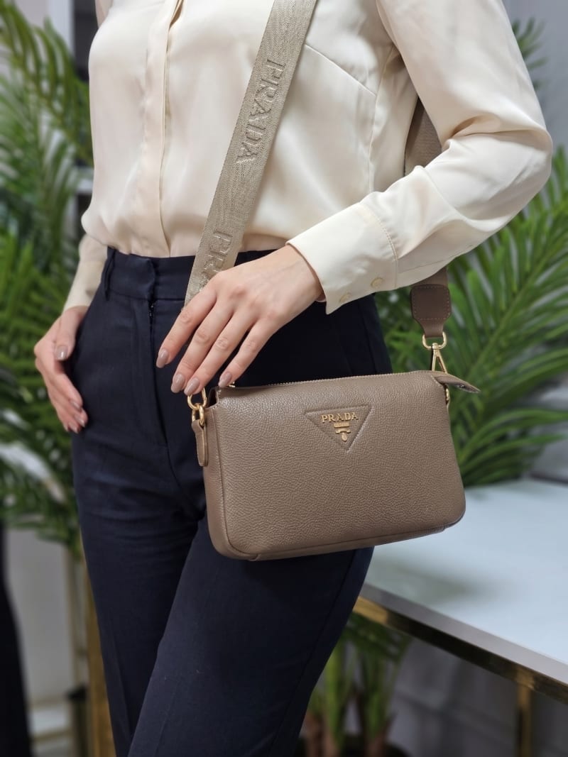 Prada İkonik Üçgen Logolu Taupe Dokulu Deri Çapraz ve Omuz Çantası - Logolu Kumaş Askılı - 1
