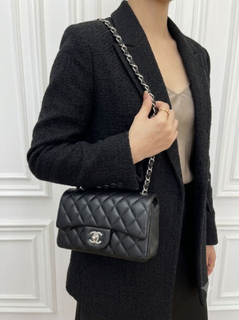 Chanel İkonik Kapitone Siyah Deri Gümüş Zincirli Klasik Flap Çanta - 1