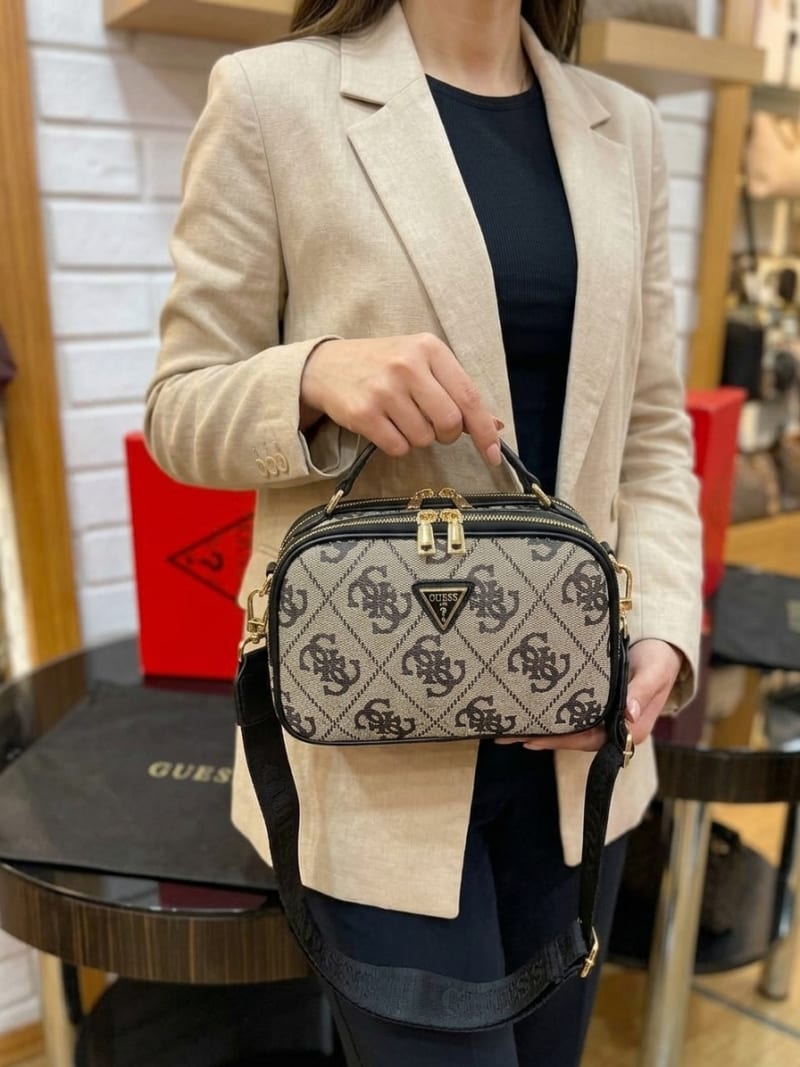 Guess İkonik Monogram Desenli Bej / Siyah Logolu Askılı El ve Omuz Çantası - 1