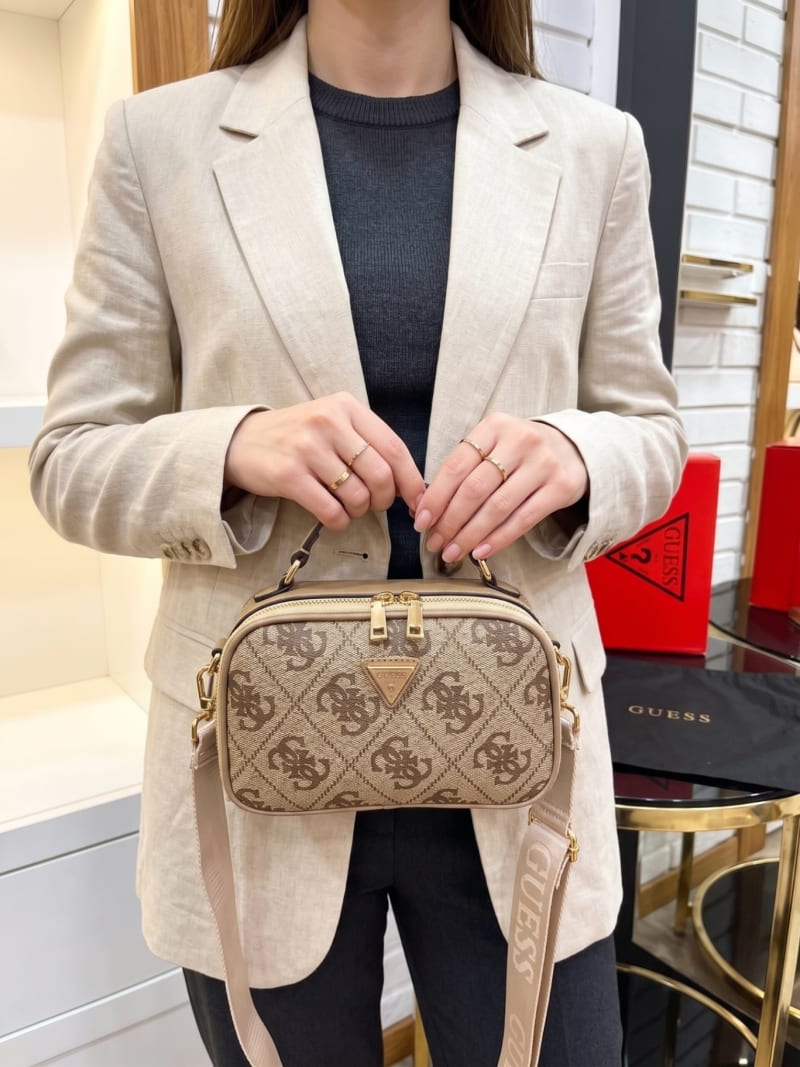 Guess İkonik Monogram Desenli Açık Bej / Krem Logolu Askılı El ve Omuz Çantası - 1
