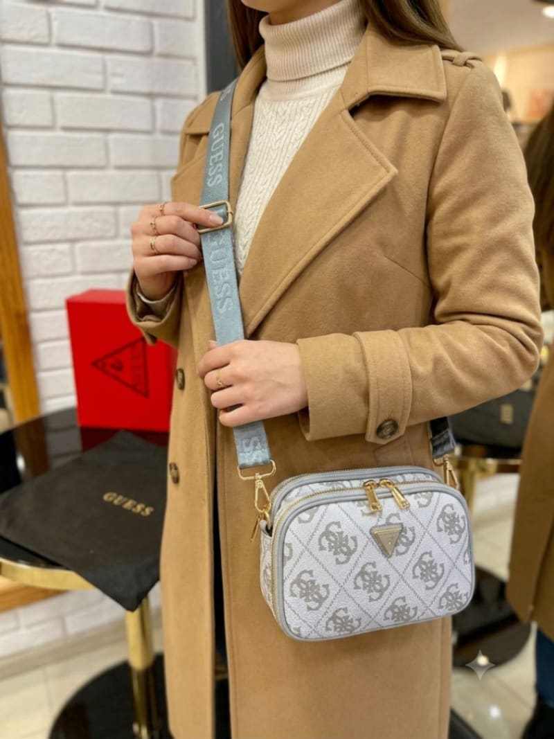 Guess İkonik Monogram Desenli Açık Gri / Beyaz Logolu Askılı El ve Omuz Çantası - 1