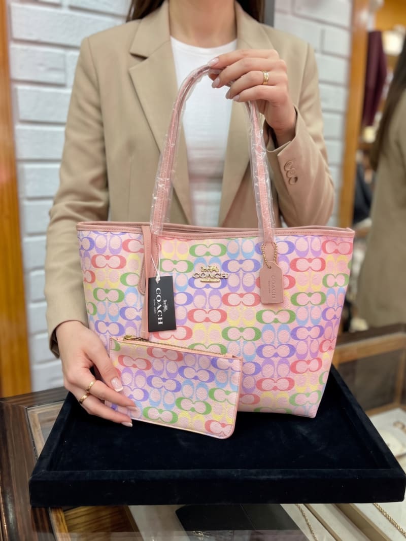 Coach İkonik C Gökkuşağı / Pastel Renkli Büyük Boy Tote Omuz Çantası ve Cüzdan Seti - 1