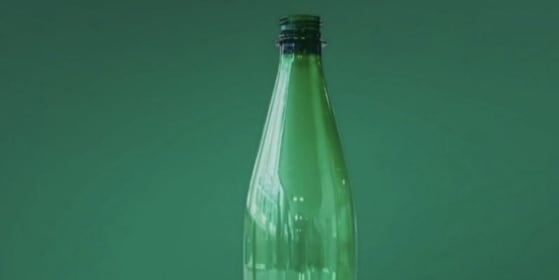 Perrier présente sa bouteille recyclée grâce à des enzymes
