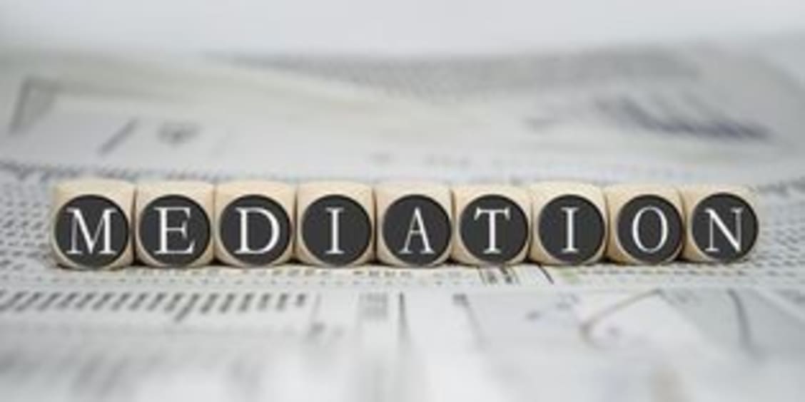 La médiation consiste à recourir à un tiers indépendant chargé de mener les négociations entre les parties.