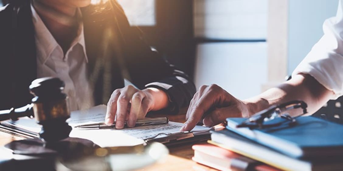 Comment fonctionne le droit des affaires et quels domaines y sont reliés ?