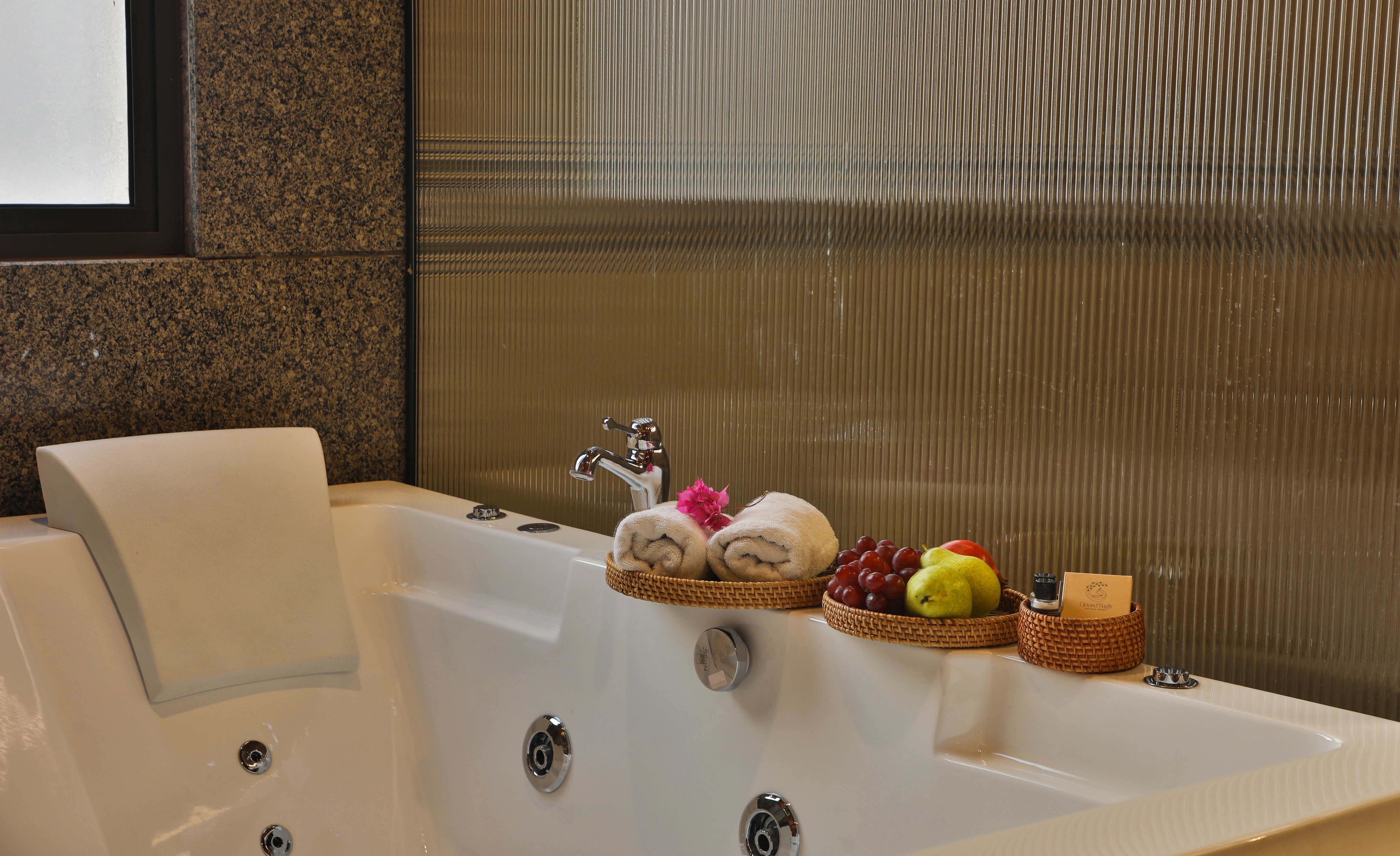 Luxury Suite with Jacuzzi view 3