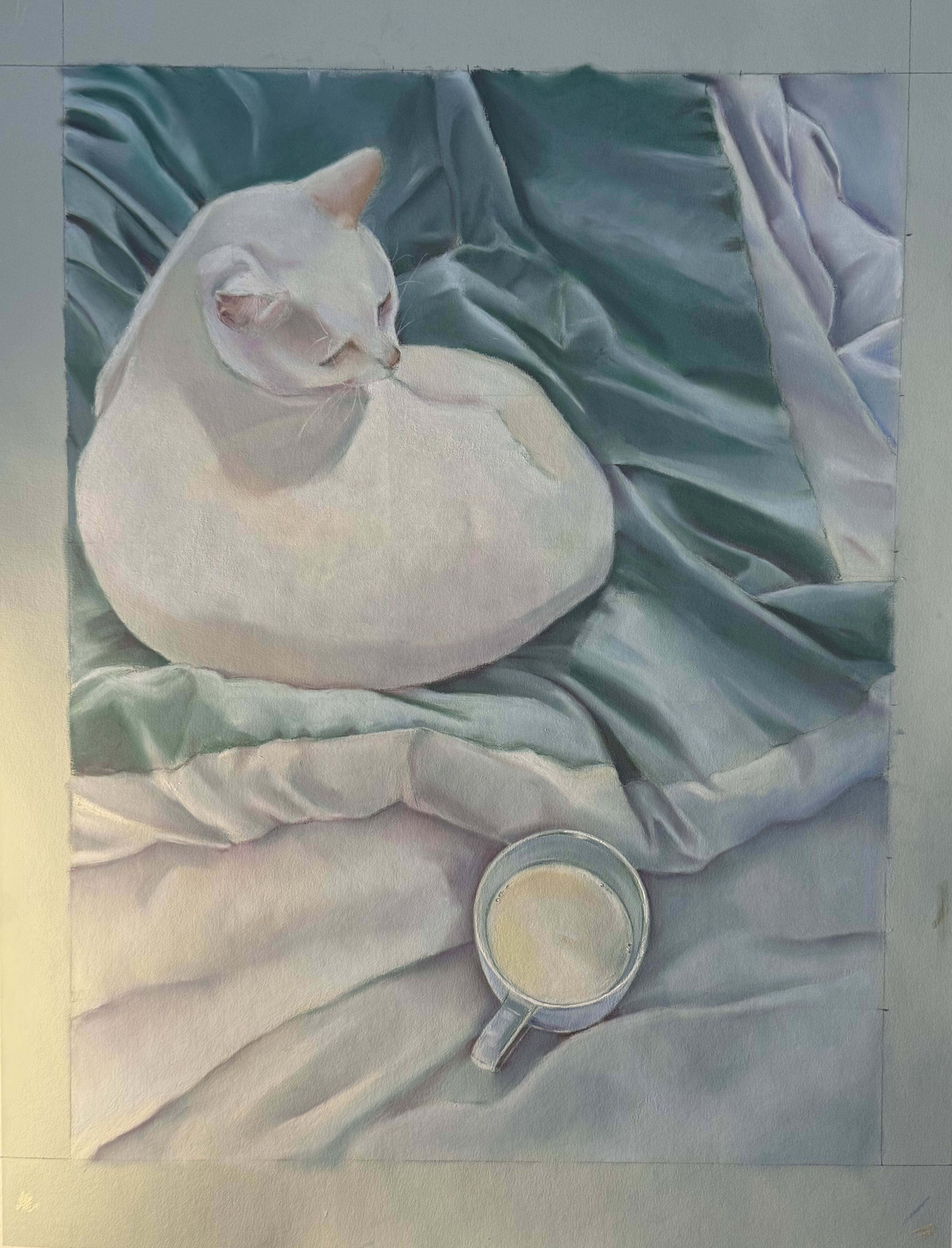 Chat blanc près d'une tasse de lait