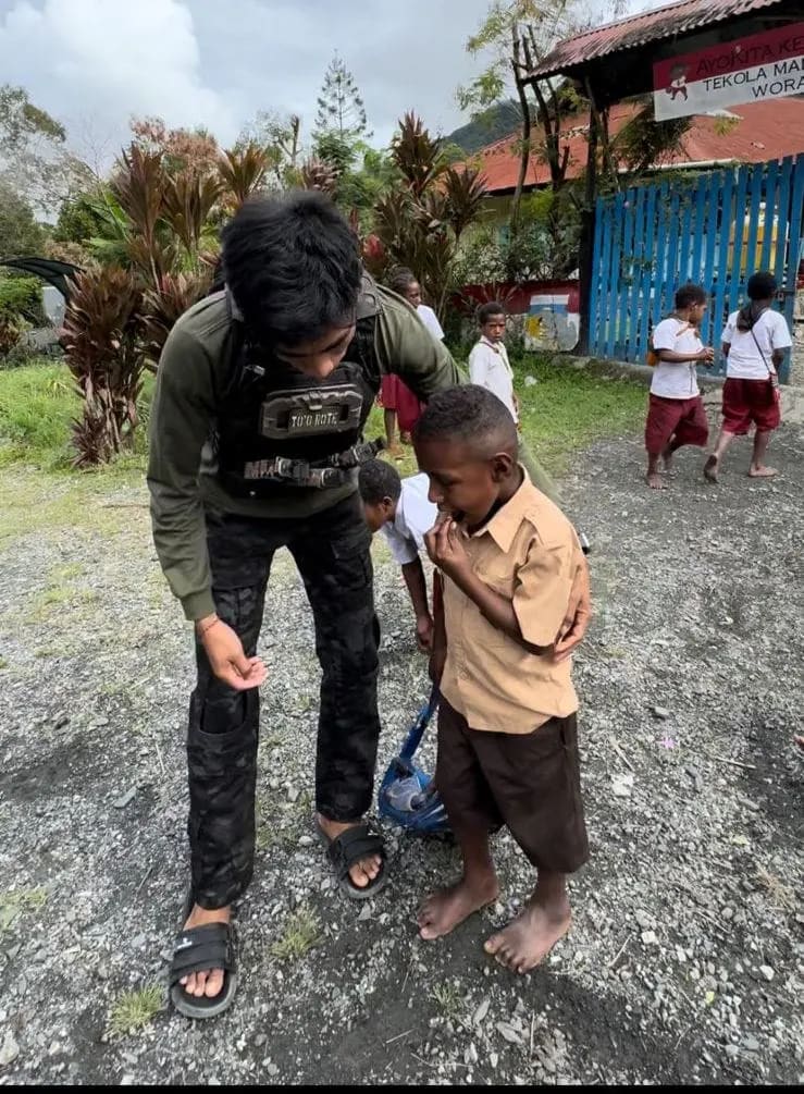hangatkan-pagi-anak-papua-satgas-damai-cartenz-bagikan-sarapan-di-puncak-jaya